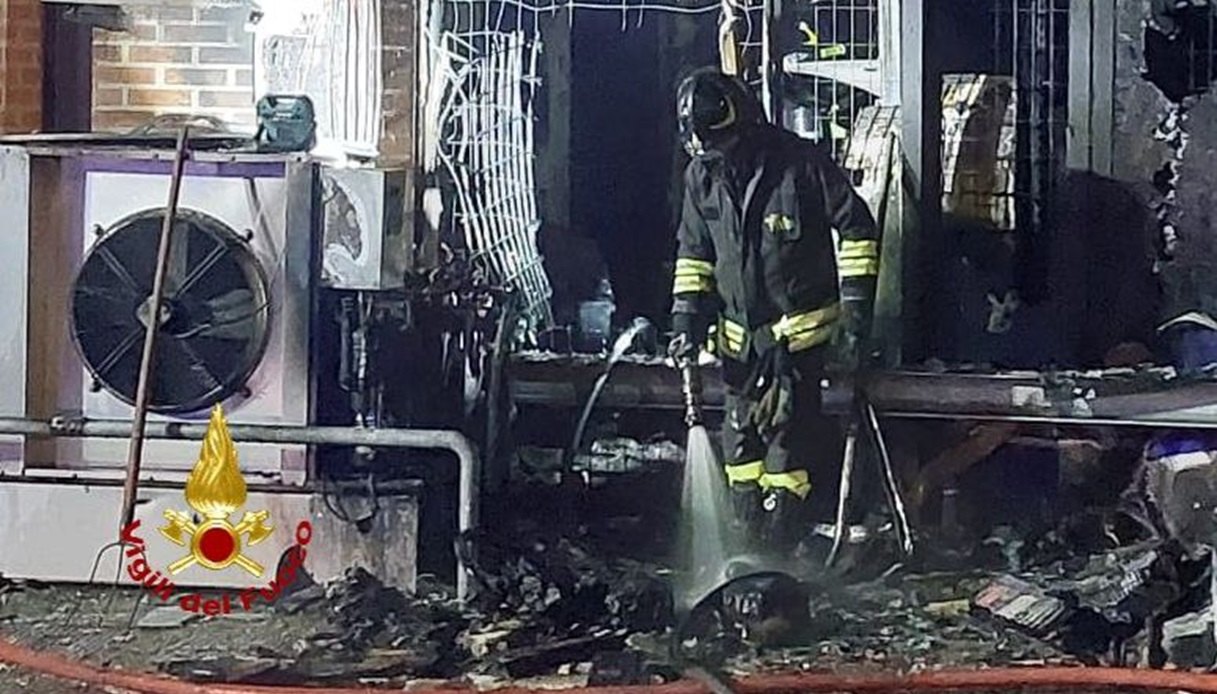 Trony di Affi (provincia di Verona) colpita da un incendio: evacuate 70 persone presenti nell'hotel che ha le camere sopra al negozio