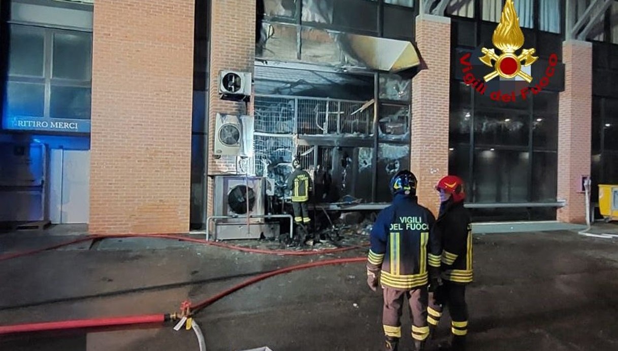 Trony di Affi (provincia di Verona) colpita da un incendio: evacuate 70 persone presenti nell'hotel che ha le camere sopra al negozio