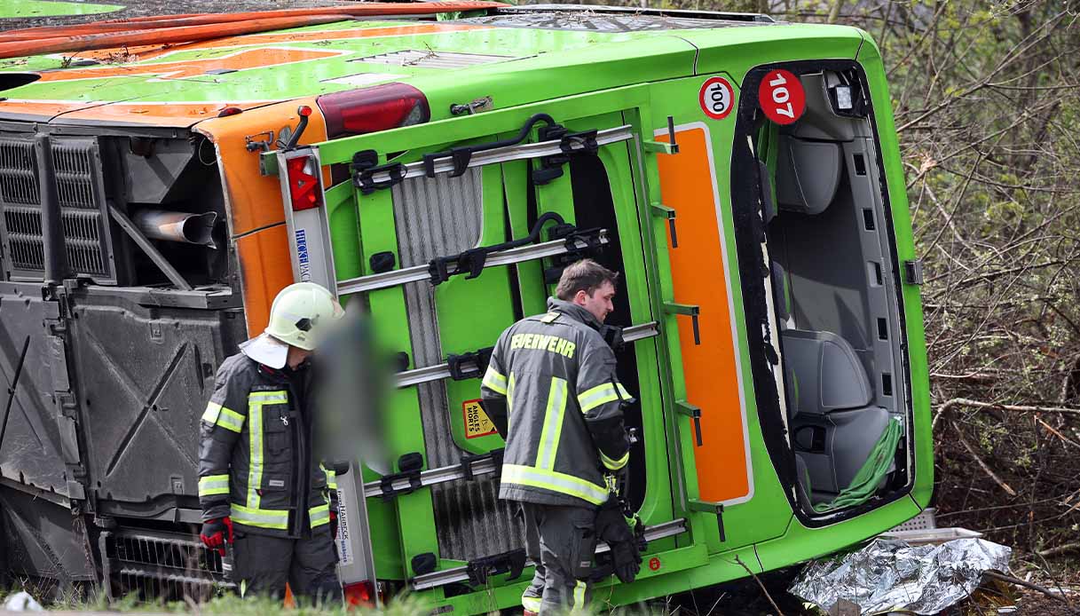 incidente germania flixbus lipsia autostrada morti feriti