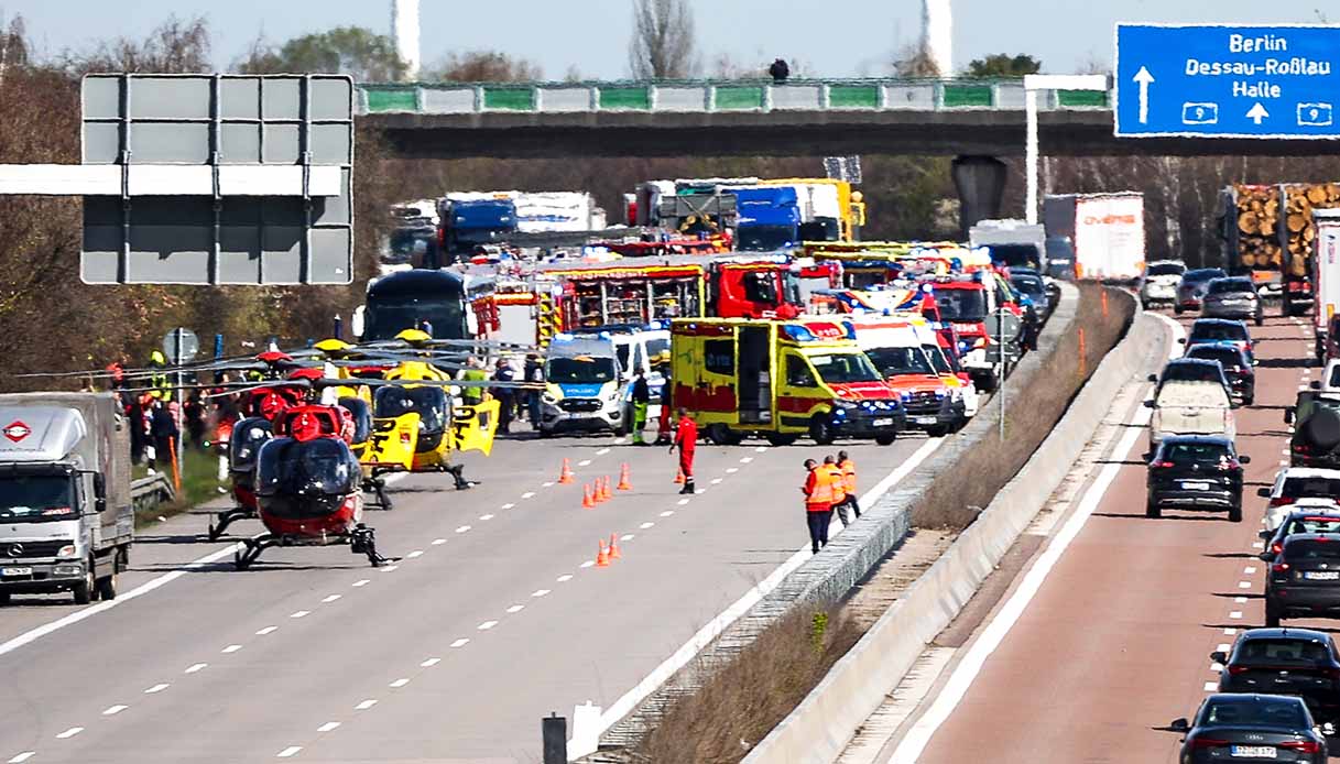 incidente germania flixbus lipsia autostrada morti feriti soccorsi