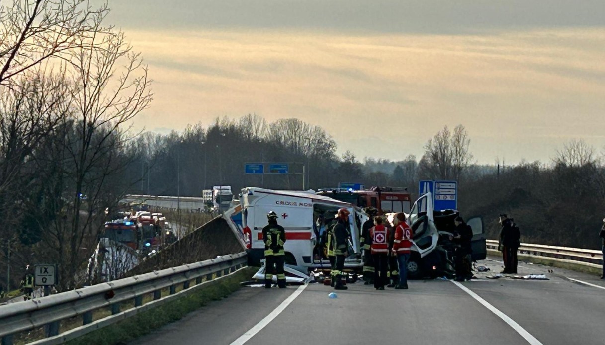 Morti E Feriti In Un Incidente A Taranto Una Donna E Ragazzi Le