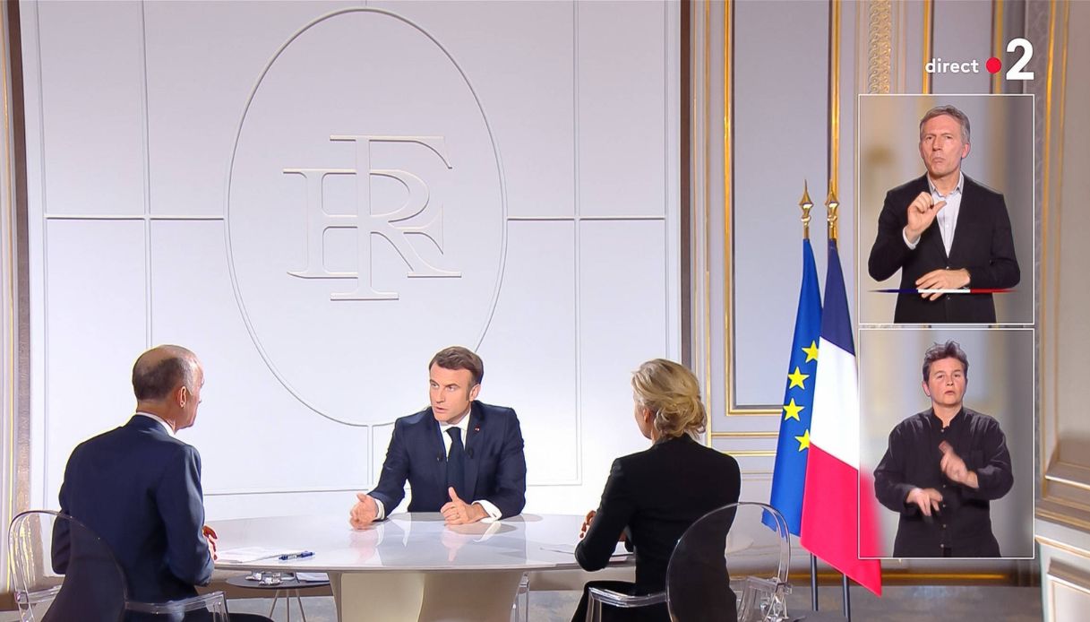 Emmanuel Macron e la guerra alla Russia di Vladimir Putin per risolvere la crisi in Ucraina: "Prepariamoci"