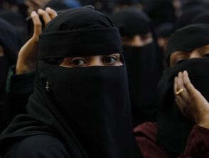 Maestra fa scoprire il volto alla bimba col niqab in una scuola di Pordenone: cosa è successo davvero