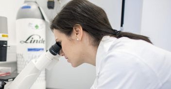 microscopio-effetti-long-covid-cervello-danni-qi