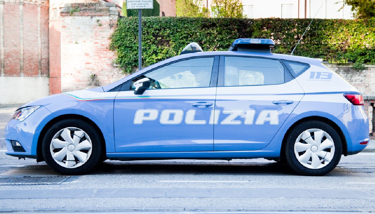 Volante della polizia accerchiata da 30 persone in via Padova a Milano per impedire un arresto: un ferito
