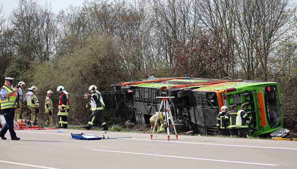 incidente germania flixbus lipsia autostrada morti feriti