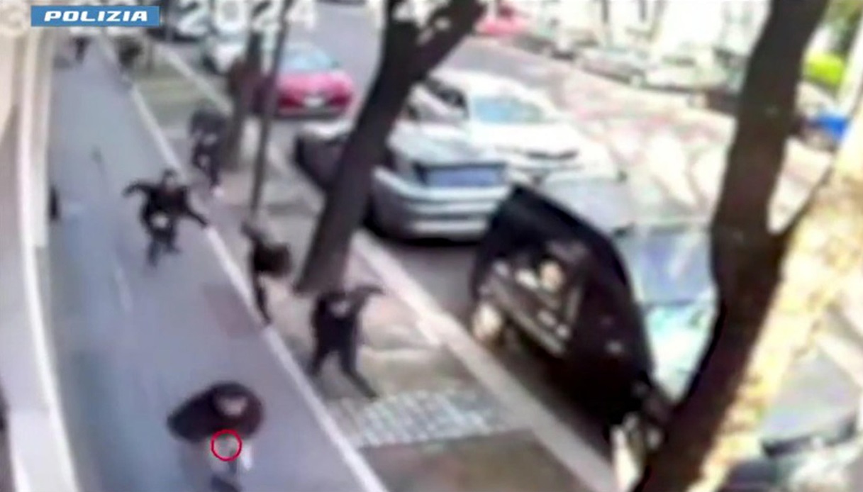 Ruba un orologio di lusso a Milano, gli agenti lo fermano e lui colpisce con una testata una poliziotta: il video del furto