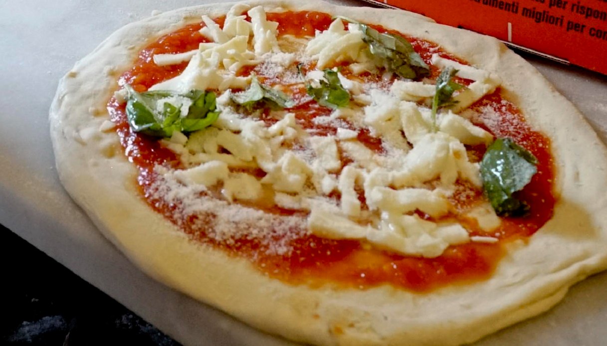 Fraintendimento tra un gruppo di amici e una pizzeria: al posto di 8 pizze ne sono state consegnate 36