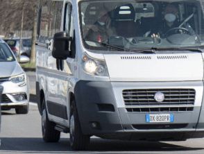 Pulmino per disabili finisce in una scarpata in Abruzzo: sei feriti sono in ospedale, uno è grave