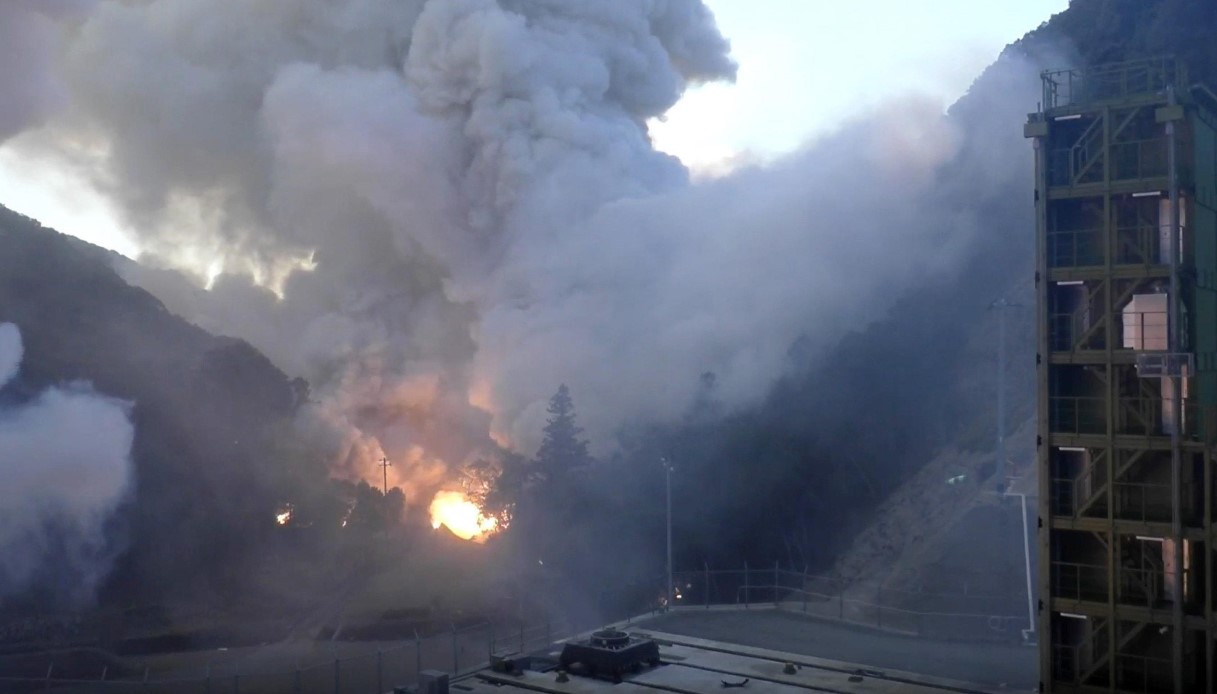 Razzo esploso in Giappone pochi secondi dopo il lancio, il video dell'incidente e il Kairos in fiamme
