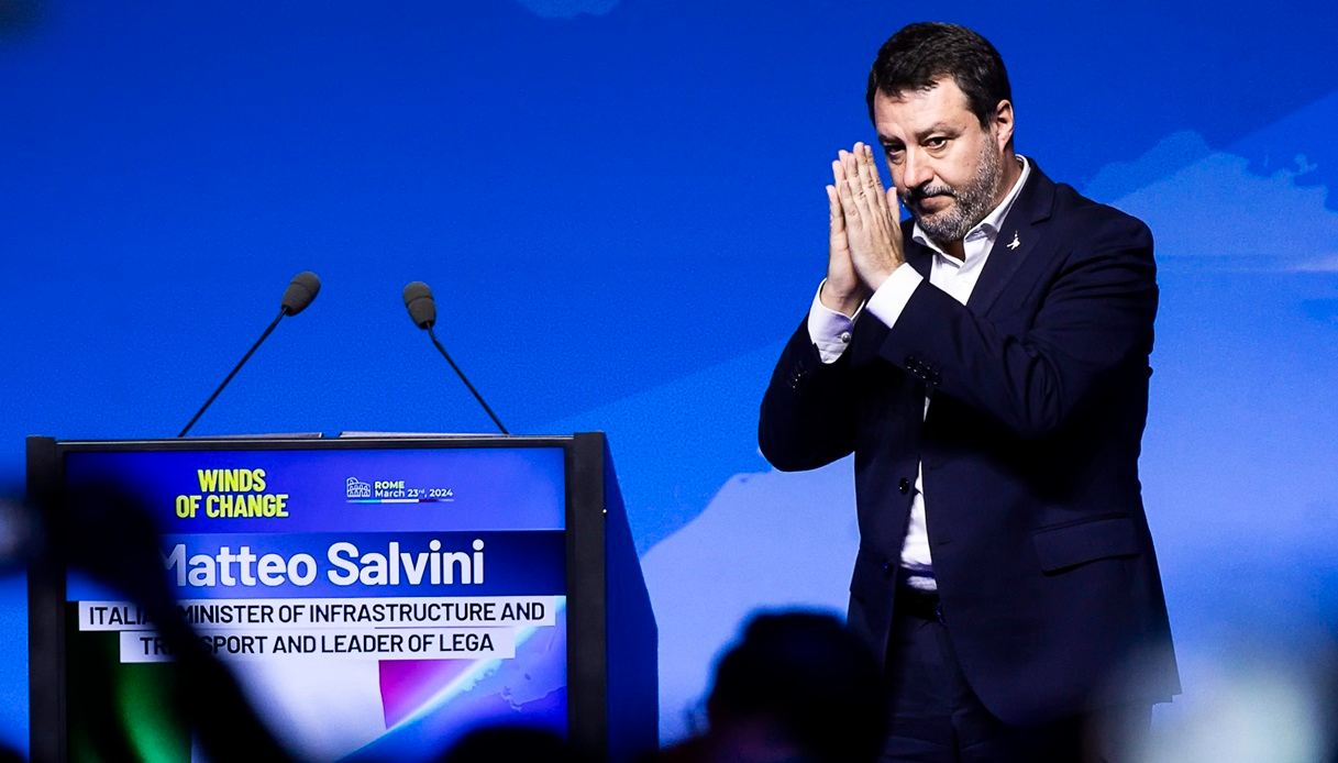 Il leader leghista Matteo Salvini ha attaccato il presidente francese Macron alla kermesse sovranista "The Wind of Change"