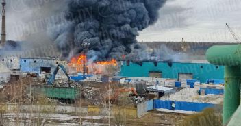 Incendio hangar vicino aeroporto San Pietroburgo. Aeroporto chiuso