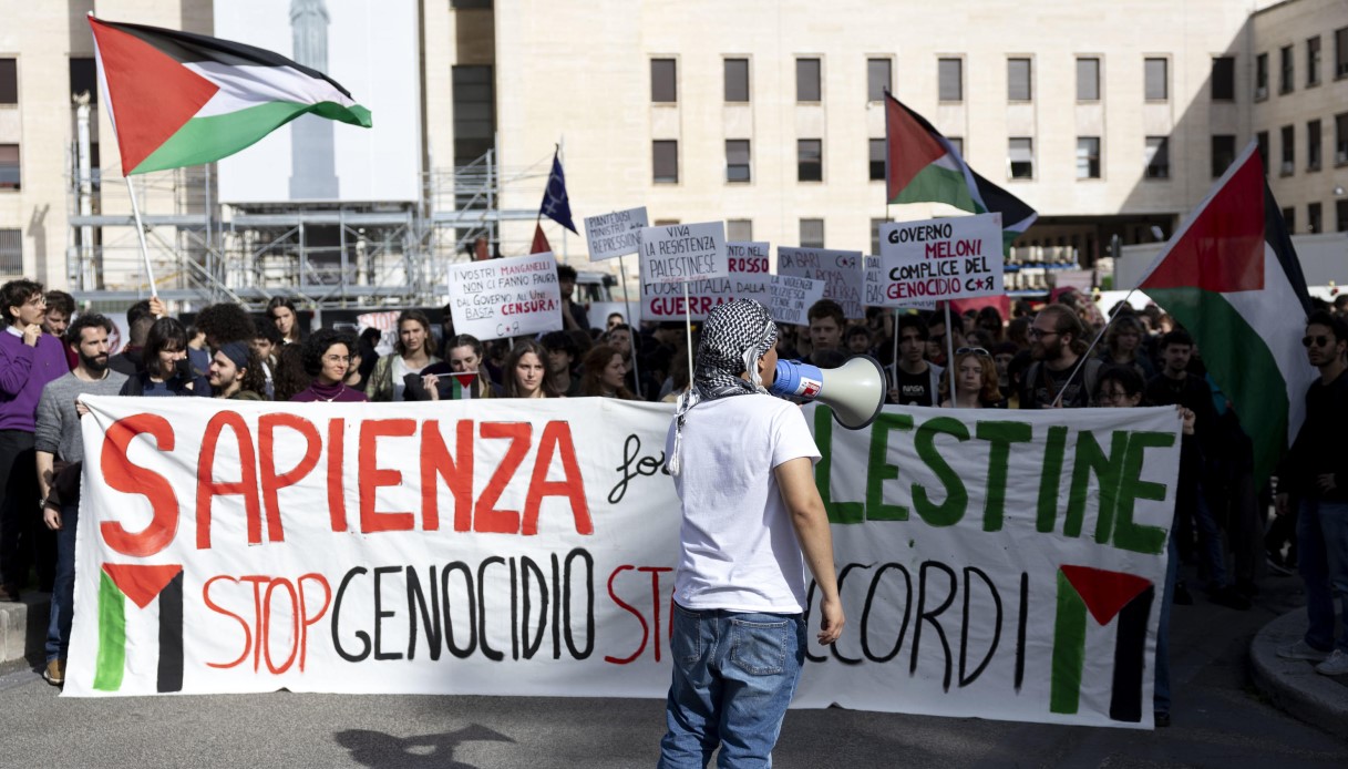Studenti occupano il rettorato della Sapienza a Roma, la protesta: "Stop agli accordi con Israele"