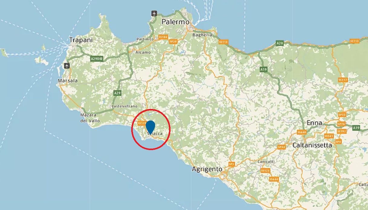 Drammatico incidente a Sciacca, in provincia di Agrigento: auto rimane compressa tra due tir, un morto e un ferito