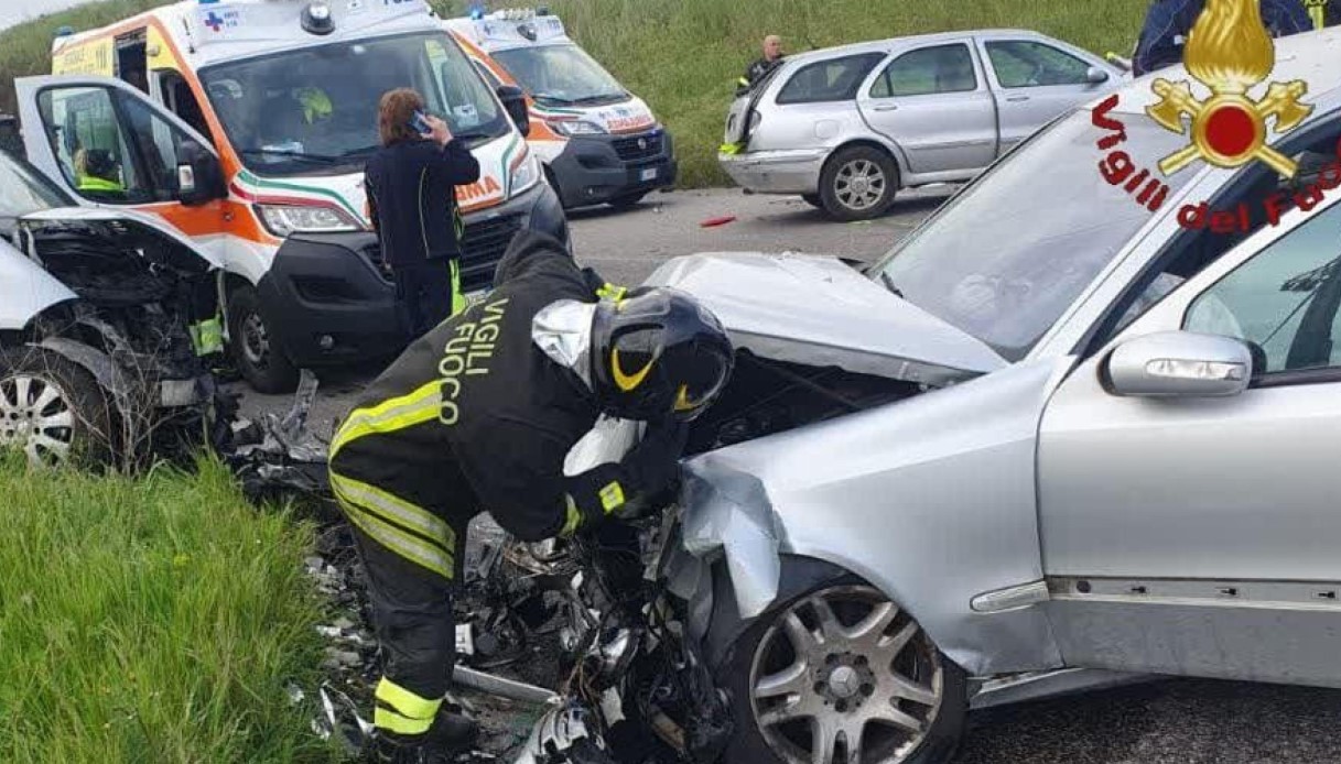 Scontro fra tre auto sulla Pontina ad Ardea vicino Roma: morta una bambina di 8 anni, feriti altri tre bimbi