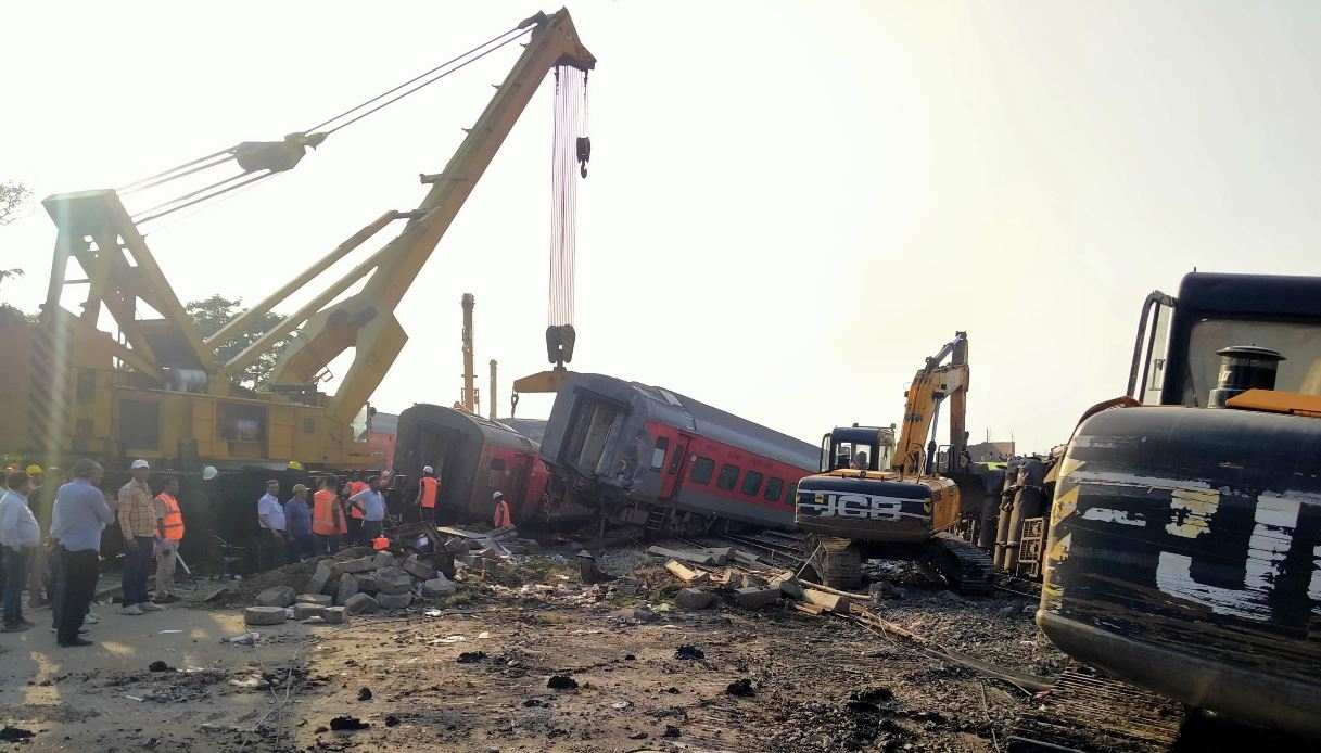 scontro treni incidente morti India