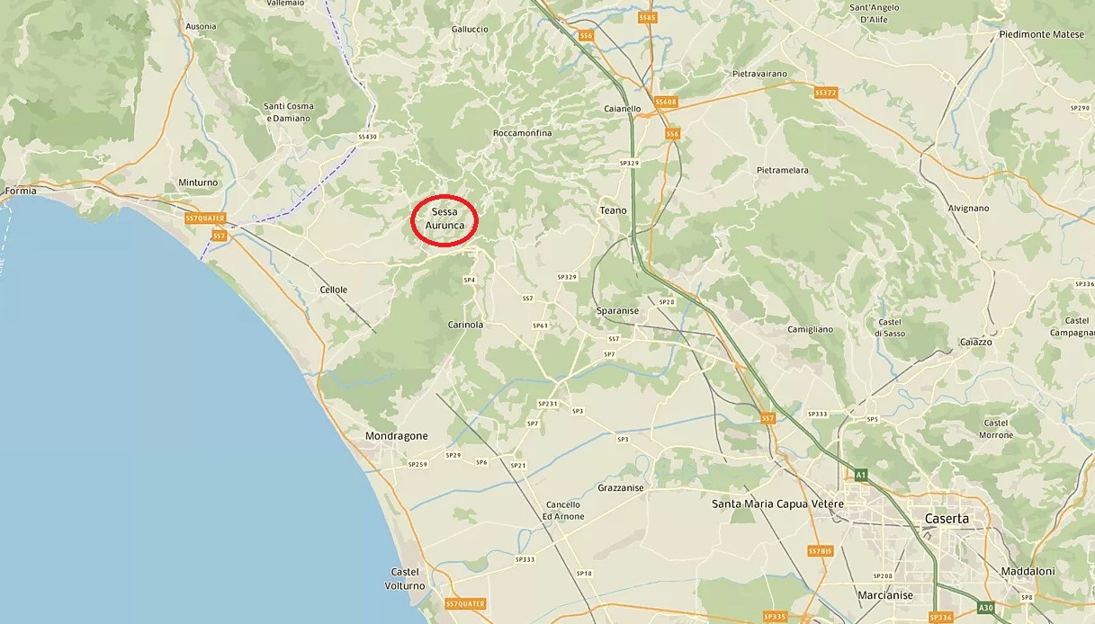 Esplosione a Sessa Aurunca vicino Caserta, masseria crollata per una fuga di gas, poi l'incendio: tre feriti