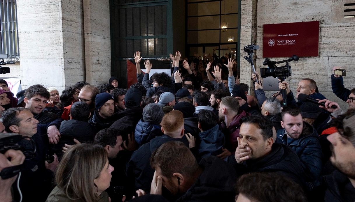 Scontri Studenti-polizia Fuori Dal Rettorato Alla Sapienza Di Roma, Il ...