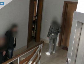 Minaccia il suicidio dal balcone a Pescara, la polizia lo salva dopo più di 40 ore di trattative: il video