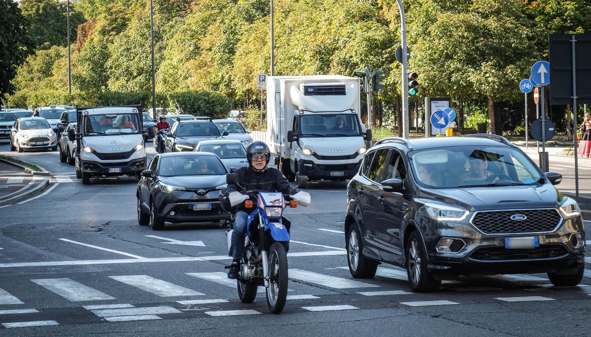Nuovo codice della strada cambia le regole dagli autovelox ai neopatentati: tutte le norme per chi guida