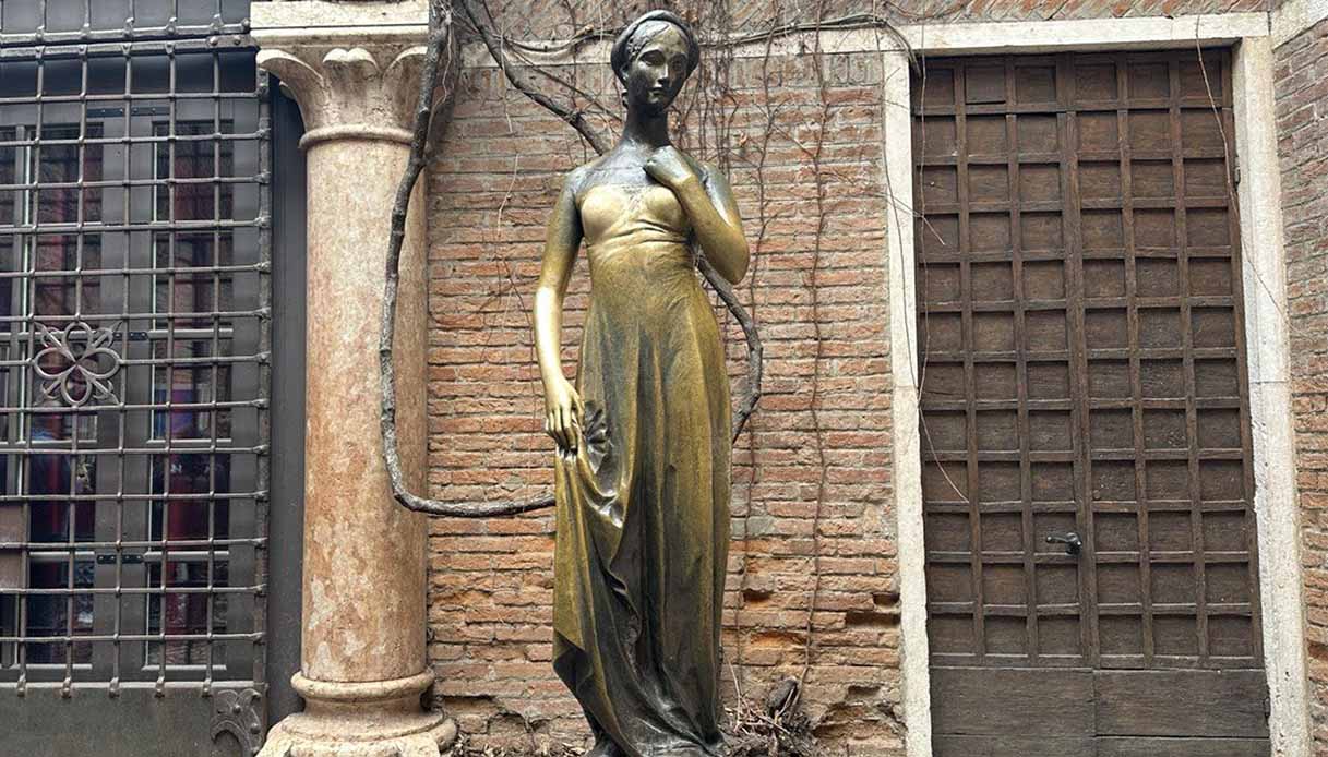 verona statua giulietta buco danno seno destro