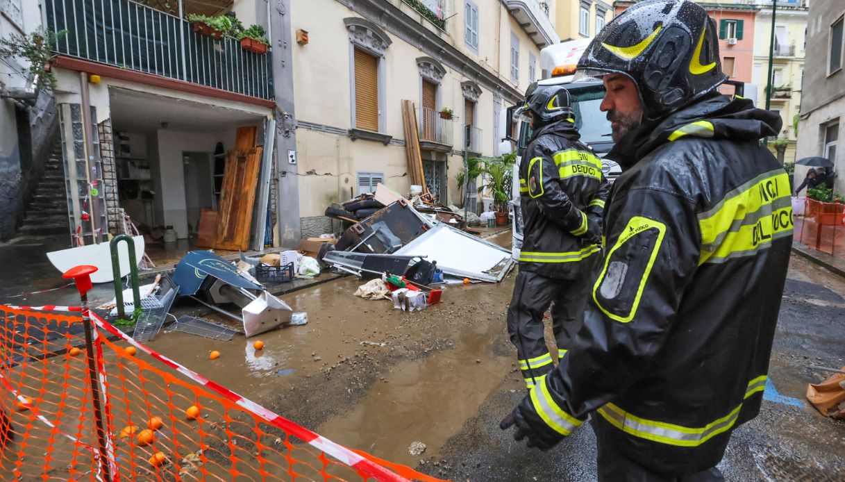 Forti piogge e maltempo a Napoli creano fiume di fango in strada al Vomero e allagano negozi e case: il video