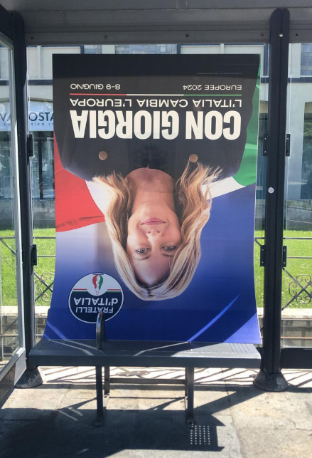 25 aprile, ad Aosta il manifesto di Giorgia Meloni appeso a testa in giù