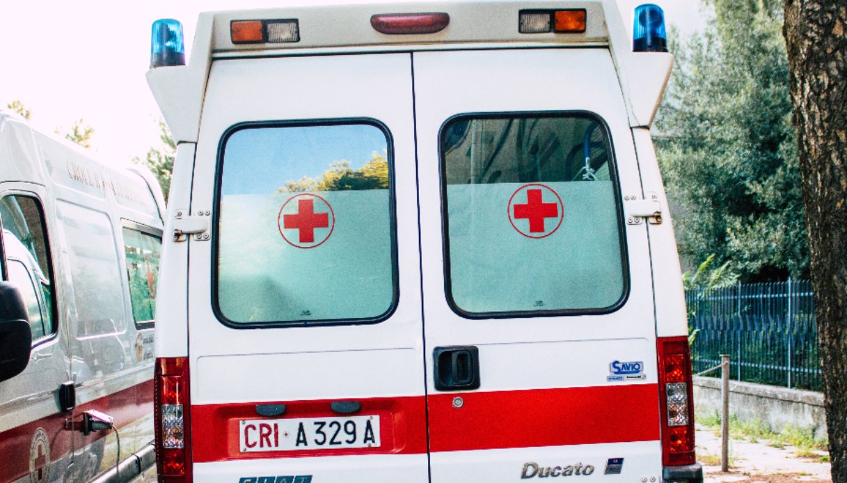 Morto per malore nei campi di Trieste a 63 anni, l’ambulanza arriva 24 minuti dopo la richiesta di soccorso