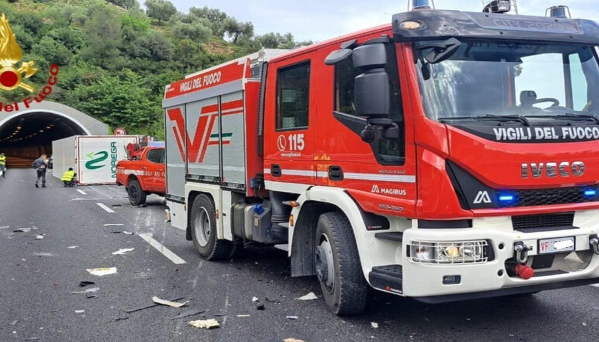 Tragedia sulla A10 tra Sanremo e Taggia dove un tir ribaltandosi ha schiacciato un