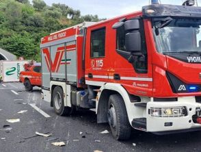 Tragedia sulla A10 tra Sanremo e Taggia dove un tir ribaltandosi ha schiacciato un'auto: morti e feriti