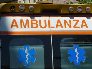 Auto piomba sui tavolini di un bar nel centro storico di Sulmona in Abruzzo: 6 persone ferite e diversi danni