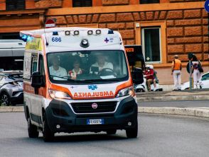 Operaio morto dopo la caduta dalla gru a Fiume Veneto, incidente sul lavoro alla vigilia del Primo Maggio
