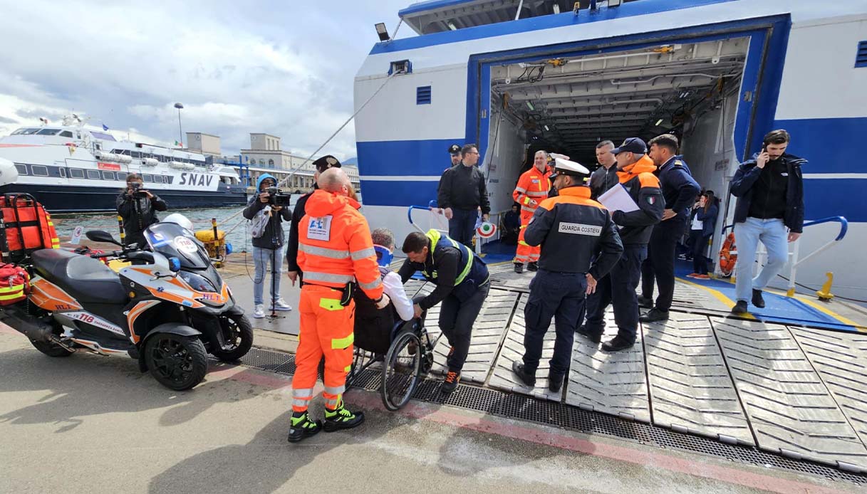 Nave contro la banchina al porto di Napoli, 29 feriti: grave una donna, le  immagini dei danni al traghetto | VirgilioNotizie