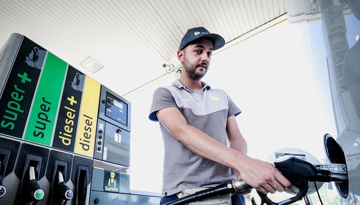 Aumenta il prezzo della benzina. In una stazione la verde venduta a 2,8 euro al litro. Botta e risposta tra il Codacons e il governo