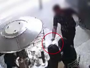 Borseggiatori al Salone del Mobile di Milano, 5 arresti: il video dei ladri in azione ripresi dalle telecamere