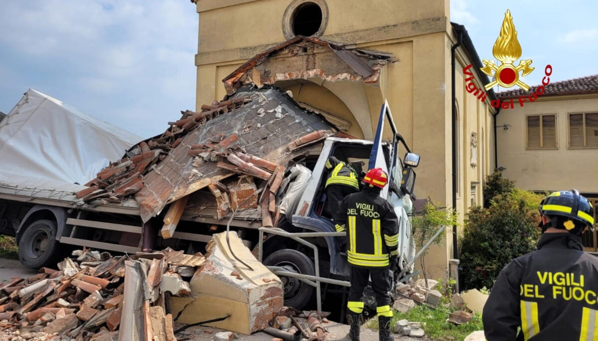 Camion distrugge il portico della chiesa di San Giovanni Battista sulla strada Marosticana a Vicenza