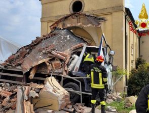 Camion distrugge il portico della chiesa di San Giovanni Battista sulla strada Marosticana a Vicenza