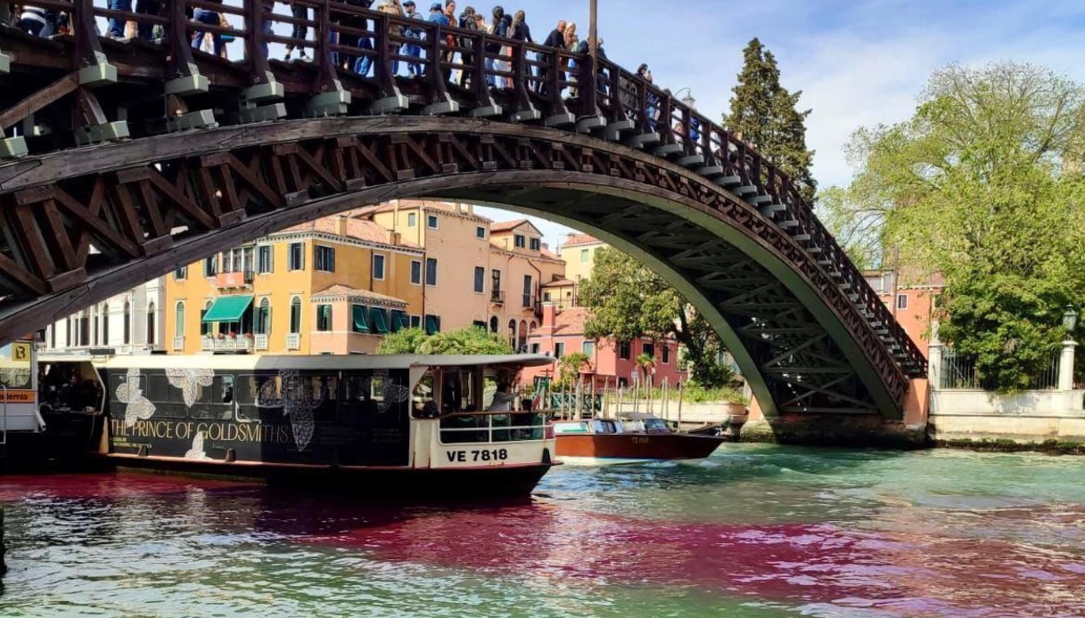 Video del Canal Grande a Venezia tinto di verde e rosso: l