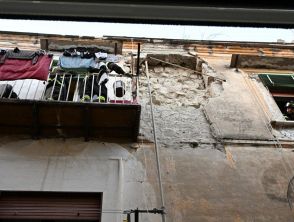 Crolla la facciata di un palazzo ai Quartieri Spagnoli di Napoli, macerie e odore di gas: cos'è successo