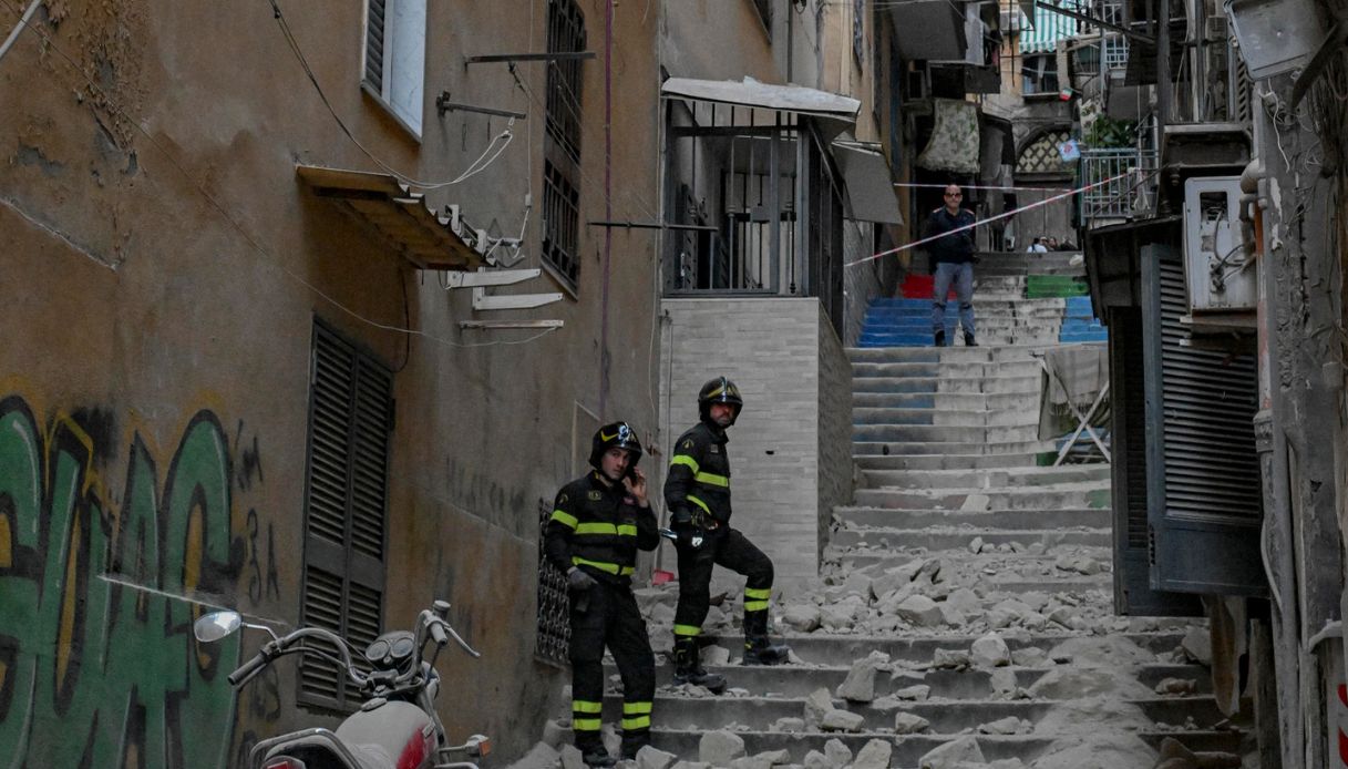 crolla facciata palazzina napoli quartieri spagnoli
