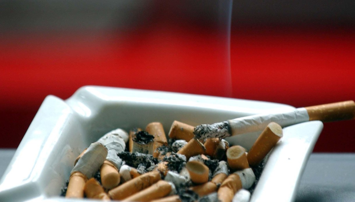 divieto fumo Regno Unito giovani legge sigarette