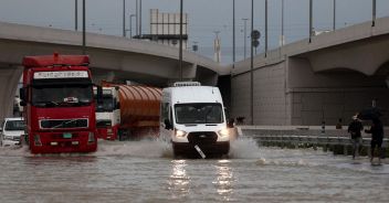 dubai piogge inondazioni voli sospesi