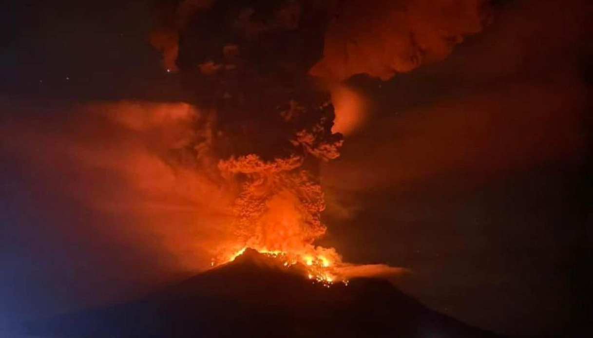 eruzione del vulcano Ruang Indonesia tsunami aeroporto
