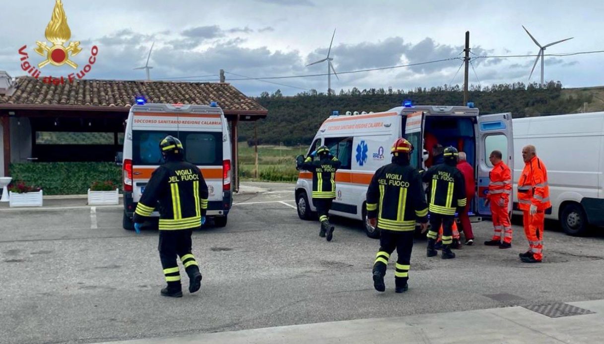 Esplosione e incendio alla stazione di servizio di Crotone sulla statale 106: due persone avvolte dalle fiamme