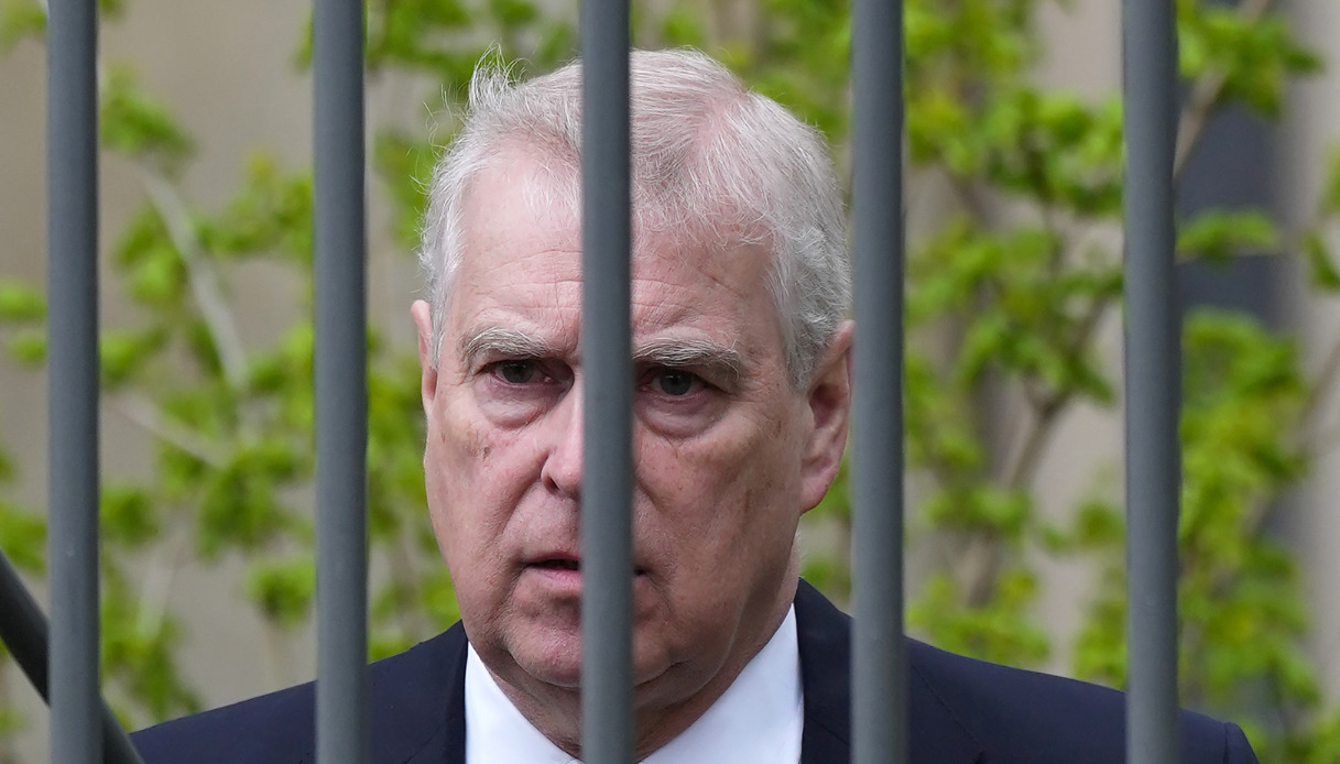 Un nuovo film Netflix racconta gli scandali del principe Andrea: la