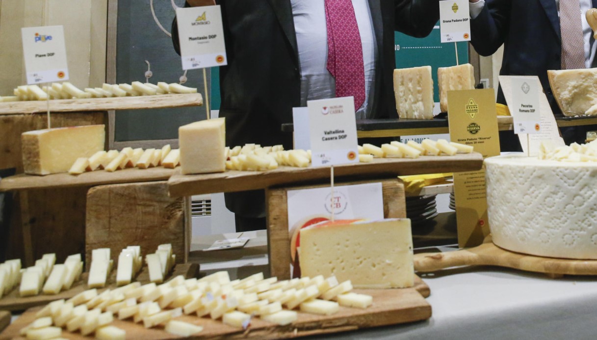 Lollobrigida vuole un piatto di formaggi italiani obbligatorio nei menù dei ristoranti: le parole del ministro