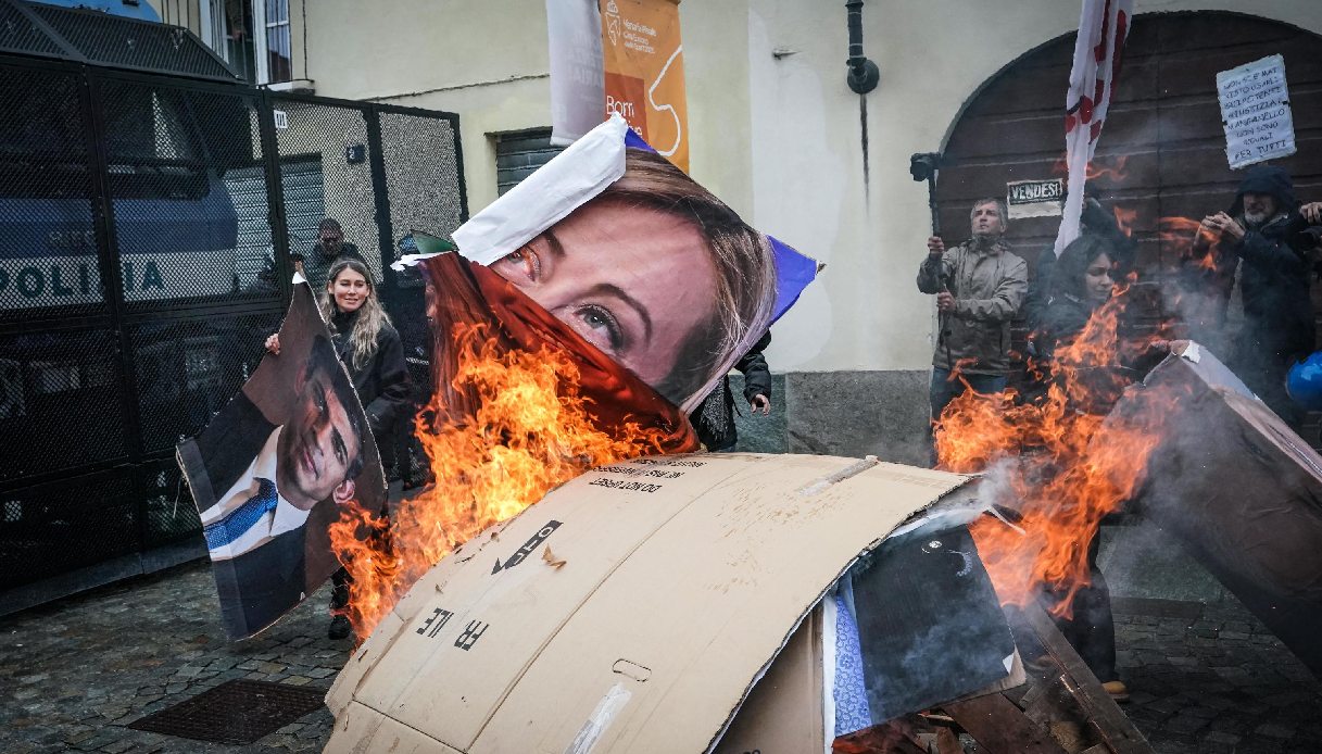Corteo di protesta per il G7 di Torino a Venaria Reale: bruciate le foto dei politici e la bandiera americana