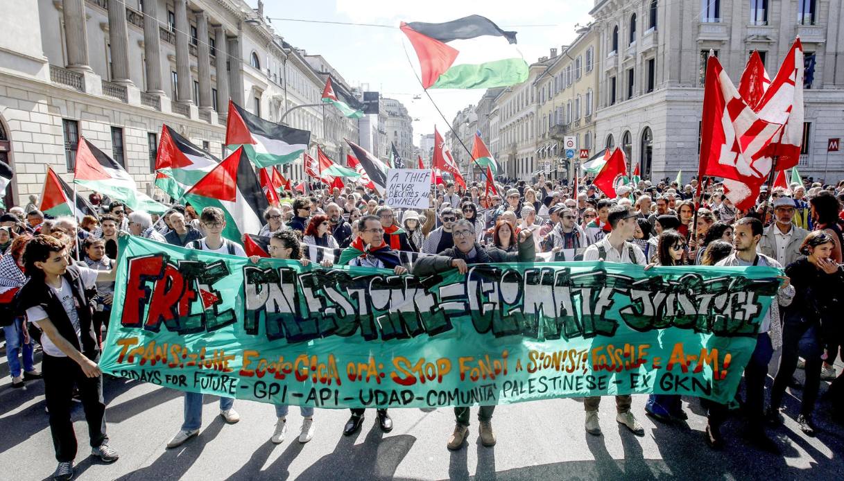 Giovani Palestinesi organizzano un “momento di lotta” a Milano per il 25 aprile: “Ci prendiamo piazza Duomo”
