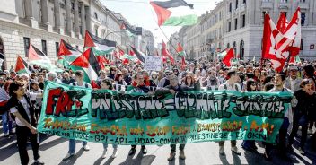 giovani-palestinesi-piazza-duomo-milano-25-aprile-2