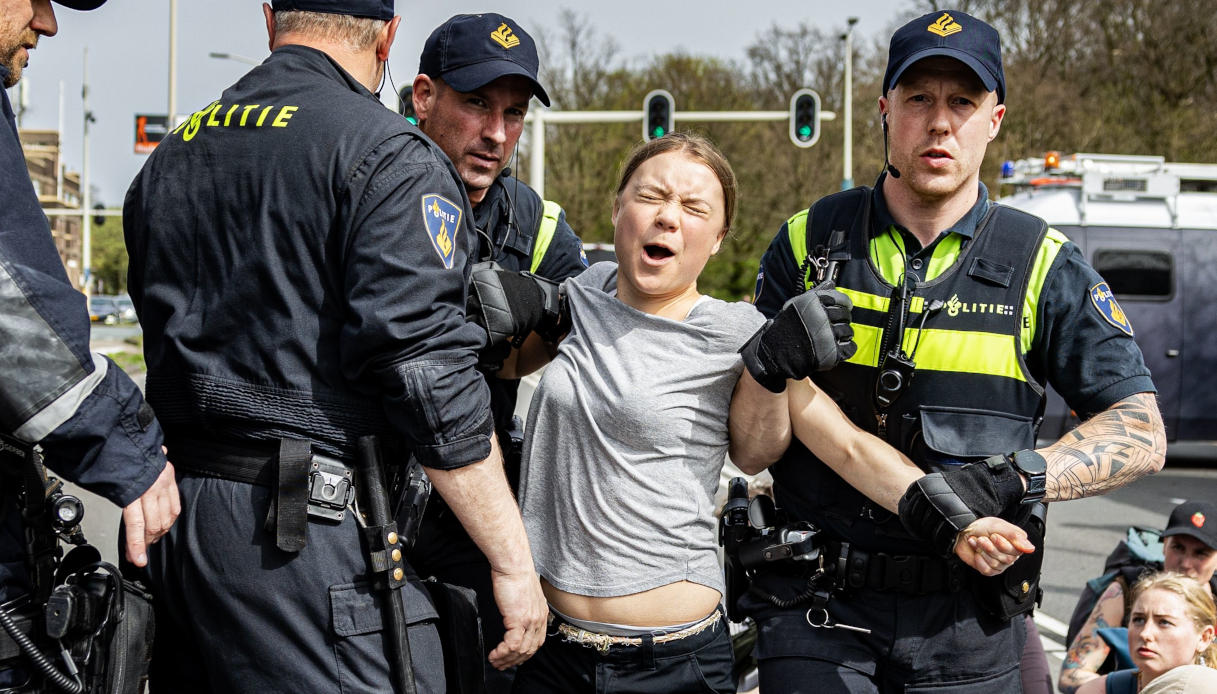 Greta Thunberg durante l'arresto all'Aja